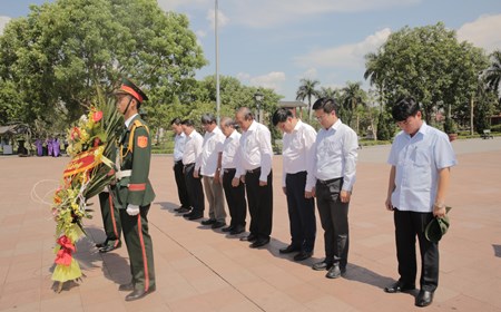 Phó Thủ tướng Thường trực dâng hương các liệt sỹ Thành cổ Quảng Trị